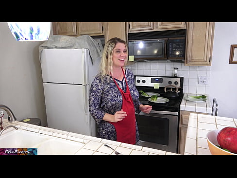 ❤️ Stepmom هن جي تاريخ کان اڳ باورچی خانه ۾ کيس کير پيارڻ ️❌  ❌