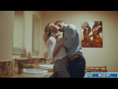 ❤️ جڏهن هڪ busty سنهري اوھان کي هڪ عوامي آرام روم ۾ seduces ️❌  ❌